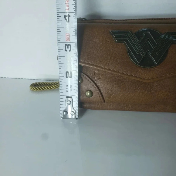 Wonder Woman Faux  Brown Leather DC Comics Womans Wallet. - Picture 8 of 9